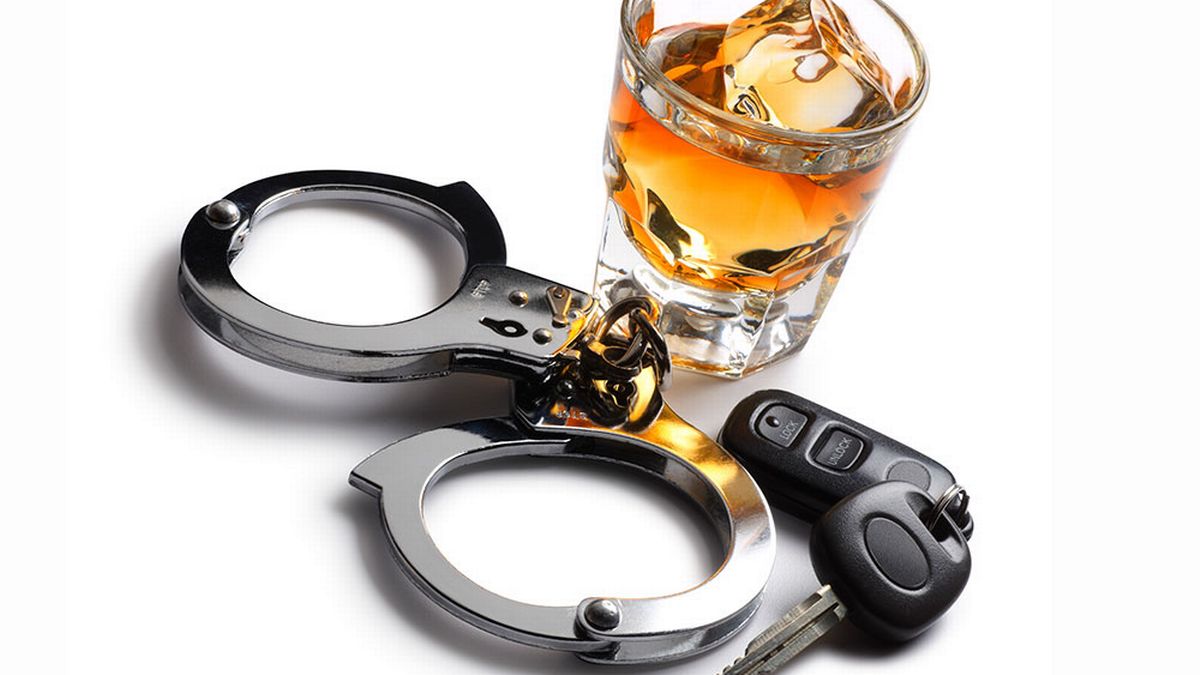 Lisice, čaša viskija i ključevi od automobila — simboli oduzimanja vozačke dozvole