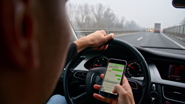 Kucanje SMS poruka tokom vožnje